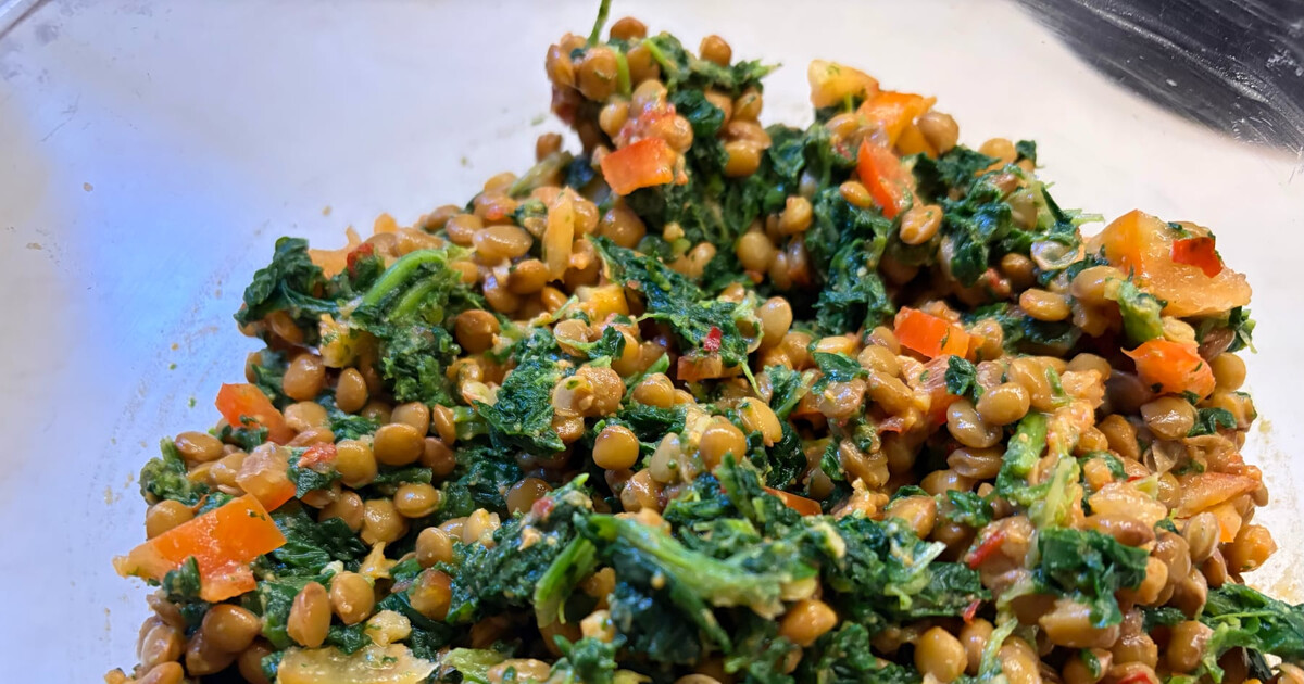spinat salat mit erdnussbutter-dressing und linsen