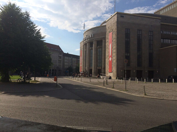 heu&shy;te thea&shy;ter (bei volks&shy;b&uuml;h&shy;ne)