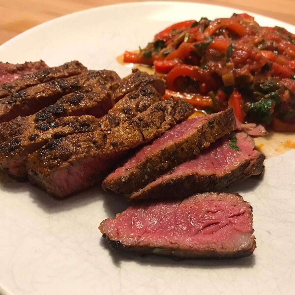 steak mit ha­ris­sa und pa­pri­ka-zi­tro­nen-sau­ce nach ot­to­lenghis simp­le.