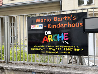 plakat mit der aufschrift „mario barth’s RTL — wir helfen kindern — kinderhaus“ am romanshorner weg in berlin.