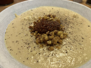 blumenkohlsuppe mit geröstetem mais, samlbal olek und pfeffer