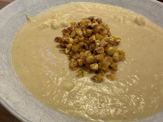 blumenkohlsuppe mit geröstetem mais.