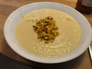 blumenkohlsuppe mit geröstetem mais.