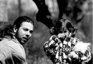 foto von mir und malou. ich rage einen pferdeschwanz, malou fasst sich an die nase