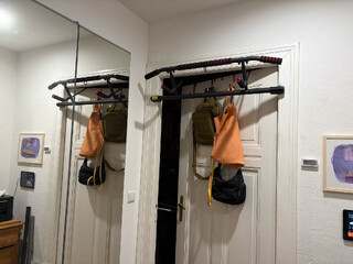 bild der klimmzugstange die ich heute in den t&uuml;rrahmen geklemmt habe.