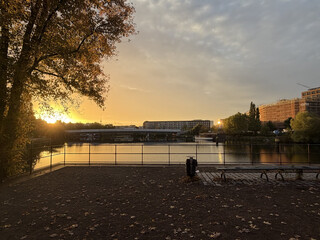 humboldthafenbecken im licht der aufgehenden sonne