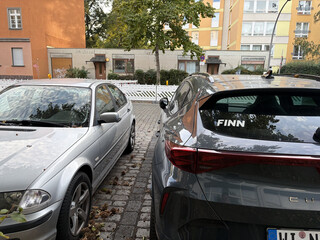 ein auto der autovermietung finn auf einem strassenparkplatz im wedding.