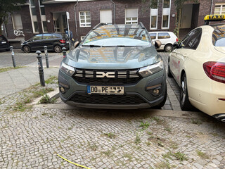 ein dacia dessen nummernschild mit DO - PE anfängt auf einem strasseparkplatz im wedding.