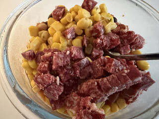 foto meines mit mais und salami aufgepimpten kalten chili-con carne rest von gestern abend.