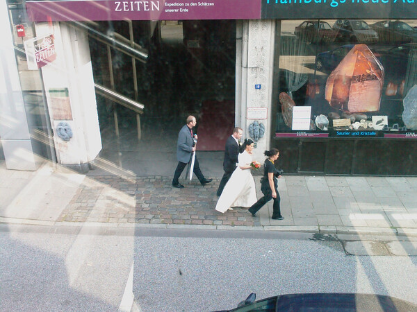 hochzeitspaar mit fotografin