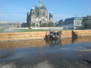 gesprengtes motorrad vor berliner dom
