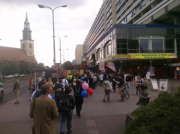der kleine demonstrationzug mitten in der stadt