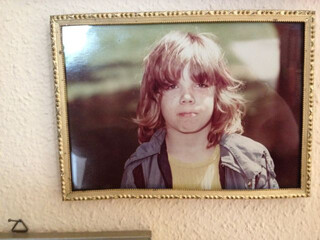 foto bei meiner oma auf dem ich im hort im preusswald zu sehen bin, vermutklich mit 6 oder 7 jahren