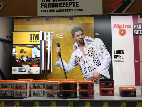tim m&auml;lzer verkleidet als tine wittler im baumarkt