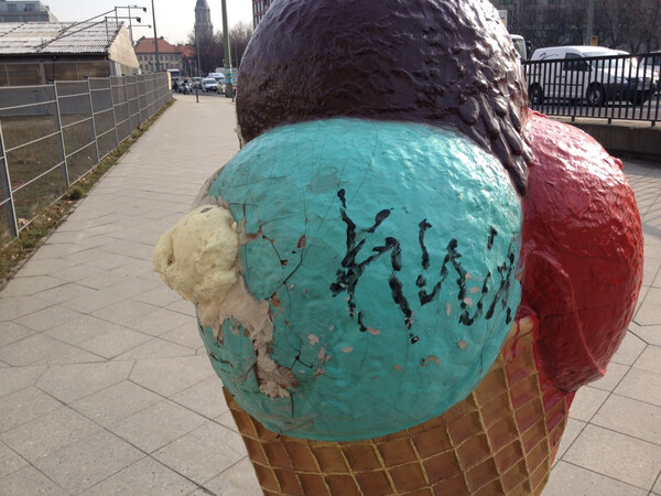 schlumpf-eis mit bauschaum-kr&ouml;nchen