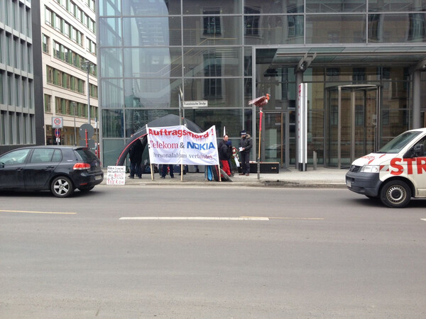 demo gegen den abbau von netzneutralit&auml;t, &auml;h personal vor der telekom-hauptstadtrepr&auml;sentanz