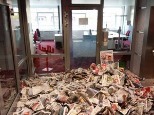 Vor dem Redaktionsbüro der Bild Frankfurt