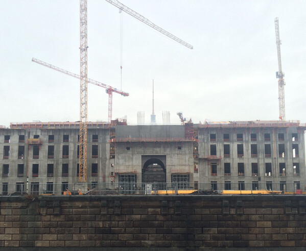 stadtschloss-rohbau bei regen