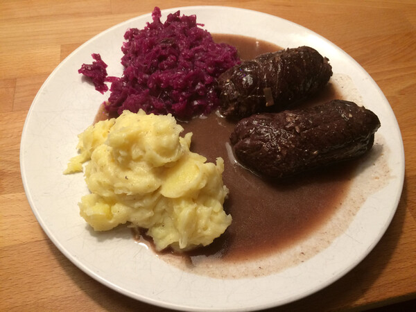 rin&shy;der-rou&shy;la&shy;den (klas&shy;sisch) mit kar&shy;tof&shy;fel&shy;brei und tief&shy;k&uuml;hl&shy;rot&shy;kohl. per&shy;fek&shy;te ein&shy;stim&shy;mung aufs na&shy;hen&shy;de &hellip;