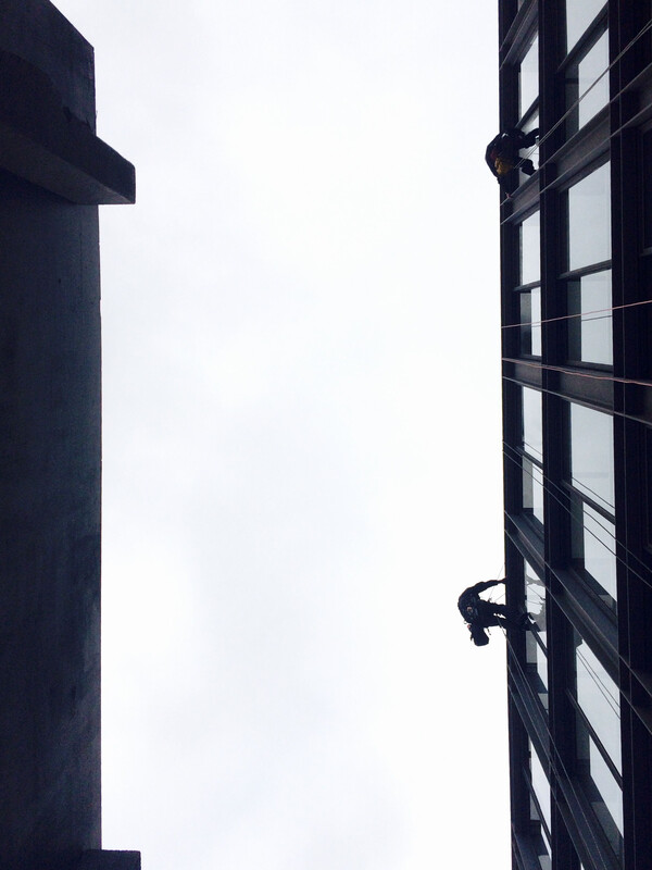 dach&shy;ar&shy;bei&shy;ten bei der te&shy;le&shy;kom. und der #him&shy;mel &uuml;ber #ber&shy;lin