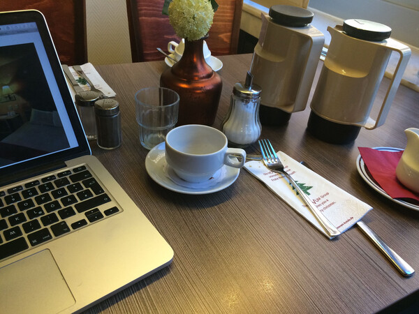 fr&uuml;h&shy;st&uuml;cks&shy;si&shy;tua&shy;ti&shy;on heu&shy;te fr&uuml;h. nicht im bild: die drit&shy;te kan&shy;ne kaf&shy;fee, die ich be&shy;reits ge&shy;trun&shy;ken habe.