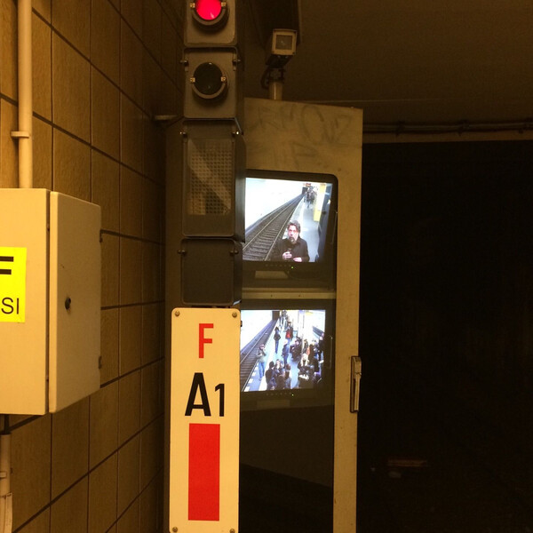 sel&shy;fie (bei bahn&shy;hof ber&shy;lin fried&shy;rich&shy;stra&shy;&szlig;e)