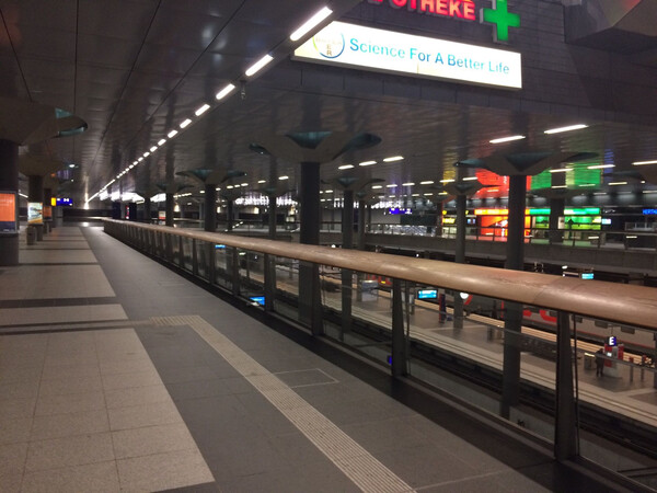 gu&shy;ten mor&shy;gen. (bei ber&shy;lin haupt&shy;bahn&shy;hof)
