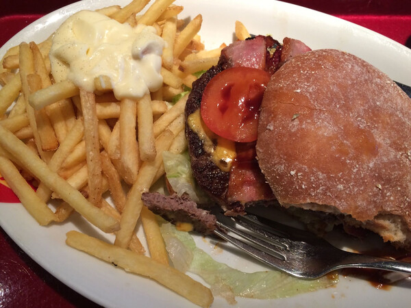hm, bbq-bur&shy;ger (bei jim block)