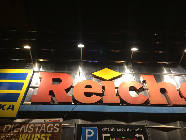 2 fla&shy;schen bier 1,98&euro;, 18 mi&shy;nu&shy;ten war&shy;te&shy;zeit an&shy;ner kas&shy;se. (bei e rei&shy;chelt)