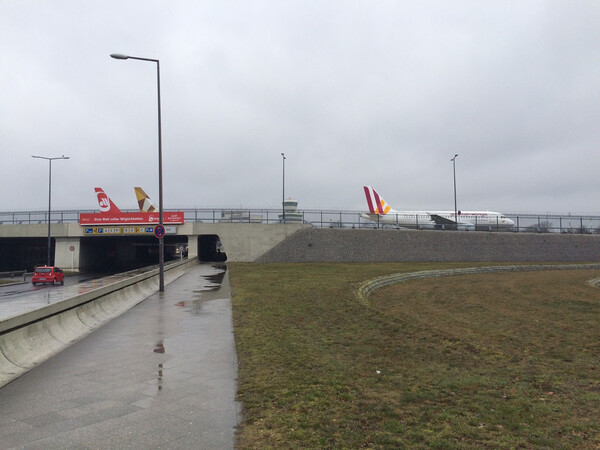 (bei flug&shy;ha&shy;fen ber&shy;lin-te&shy;gel otto li&shy;li&shy;en&shy;thal)