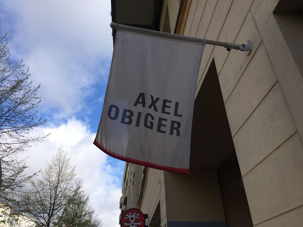 (bei axel obi&shy;ger)
