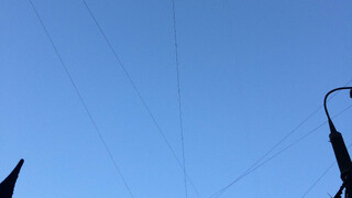 foto vom himmel über moskau, man sieht stromleitungen, die den himmel zerschneiden.