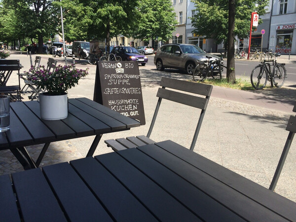 na gut, dann eben nen be&shy;ga&shy;ben ve&shy;ga&shy;nen cap&shy;puc&shy;ci&shy;no (mit man&shy;del&shy;milch). (bei s&uuml;&shy;&szlig;er wolz)[nach&shy;trag] die &hellip;