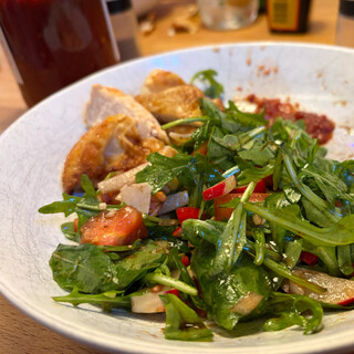 ruccola mit gemüse und hähnchenbrust