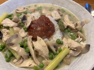 h&uuml;hnerfrikasse nach tim m&auml;lzer. man sieht den reis kaum unter dem blob sambal olek (nicht nach tim m&auml;lzer)