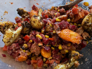 der fertige salat in einer glassch&uuml;ssel mit einer gabel.