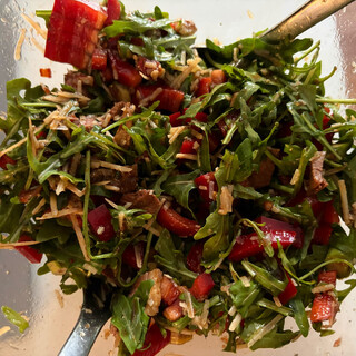 der fertige salat sieht weniger appetitklich aus als er schmeckte