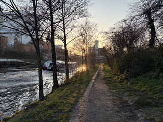 ein trouristenschiff f&auml;hrt am kraftwerk moabit und frida und mir vorbei