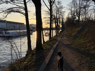 ein trouristenschiff f&auml;hrt auf dem berlin-spandauer-schifffahrtskanal an frida und mir vorbei