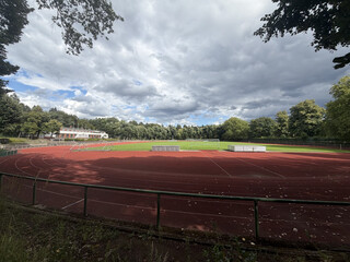 der sportplatz in den rehbergen unter einem beeindruckenden wolkenberg.