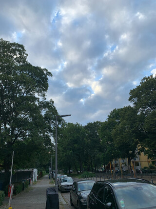 das bild zeigt einen wolkigen abendhimmel im wedding. der himmel wirkt blau, weiss und grau gefleckt und als ob er sich bewegen würde.
