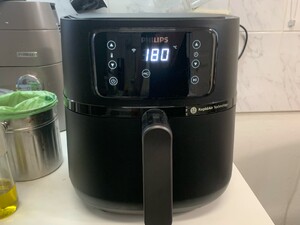 foto unseres neuen airfryers, der gerade auf 180° heizt.