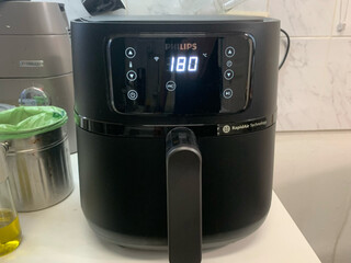 foto unseres neuen airfryers, der gerade auf 180&deg; heizt.