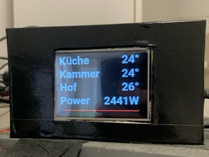 foto eines „cheap yellow displays“ mit einem esp32 der den aktuellen stromverbrauch anzeigt: 2441 watt — das zieht der airfryer.