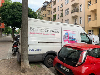 lieferwagen mit der beschriftung „Berliner Originale. Das Telefonbuch. Auch als CD-ROM. TVG Verlag“
