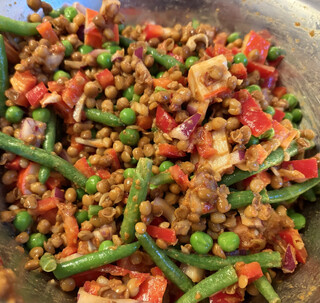 linsen-bohnen-surimi-zwiebel-erbsen-salat