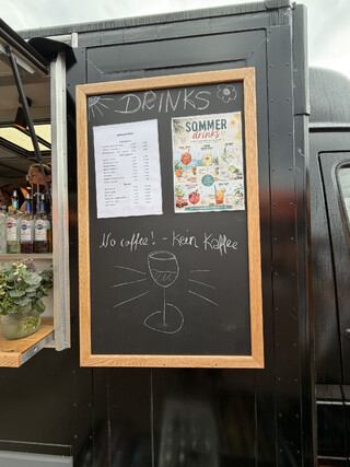 preisschild mit der auskunft: &bdquo;kein kaffee&ldquo;