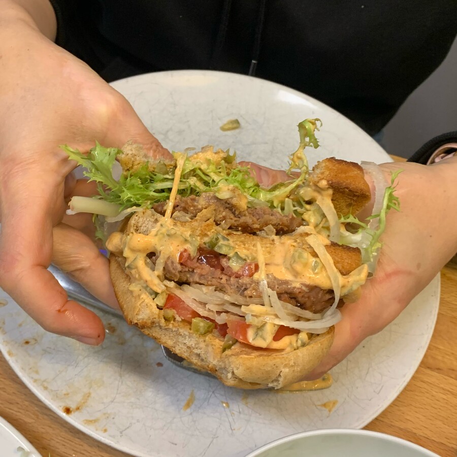 foto eines selbstgebauten big macs mit beyond meat patties, salat, zwiebeln, tomaten und selbstgemachter big mac sauce