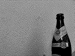 1bit schwarzweiss-bild einer bierflache vor eine weissen wand.