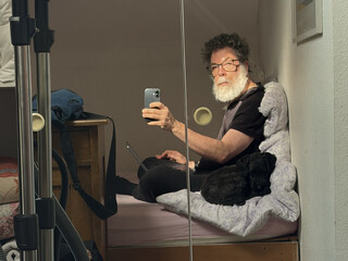 frida und ich sitzen und liegen im dachzimmer bei meinen elter. die sonne scheint mir gerade durchs dachfenster auf den kopf, frida liegt zusammengerollt an meiner seite